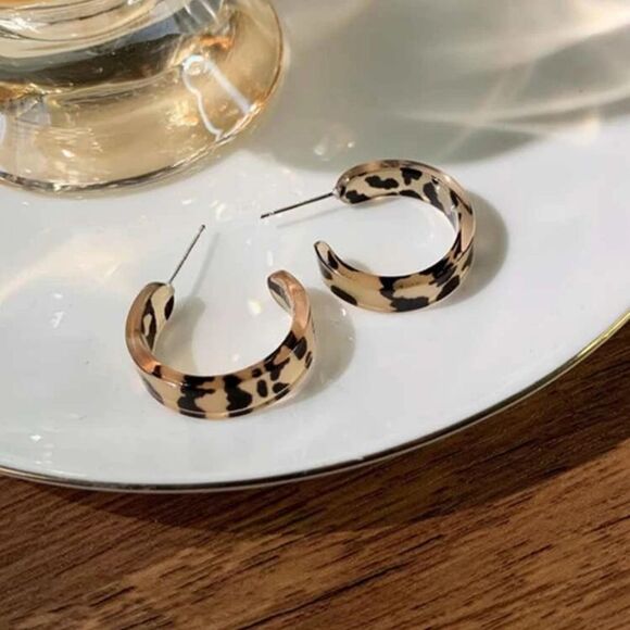 💖 2/$30 Leopard small open hoop resin animal print Resin casual earrings - Picture 12 of 13